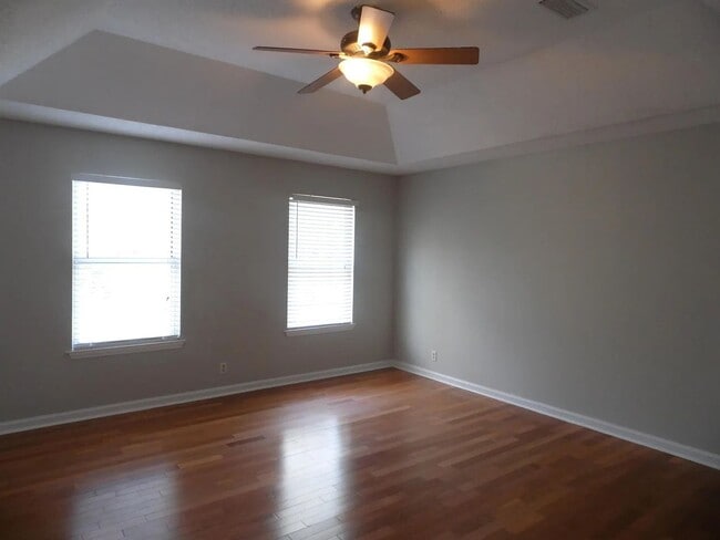 Building Photo - 147 Royal Dr