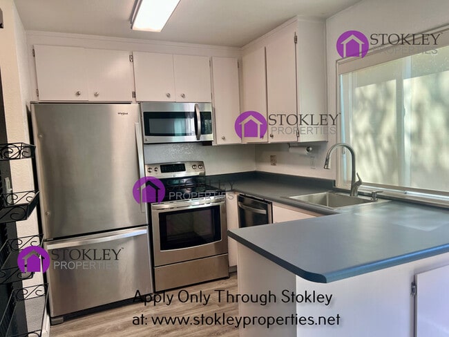 Building Photo - 1893 Lynwood Dr