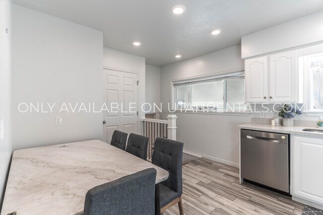 Building Photo - 976 Briar Ave