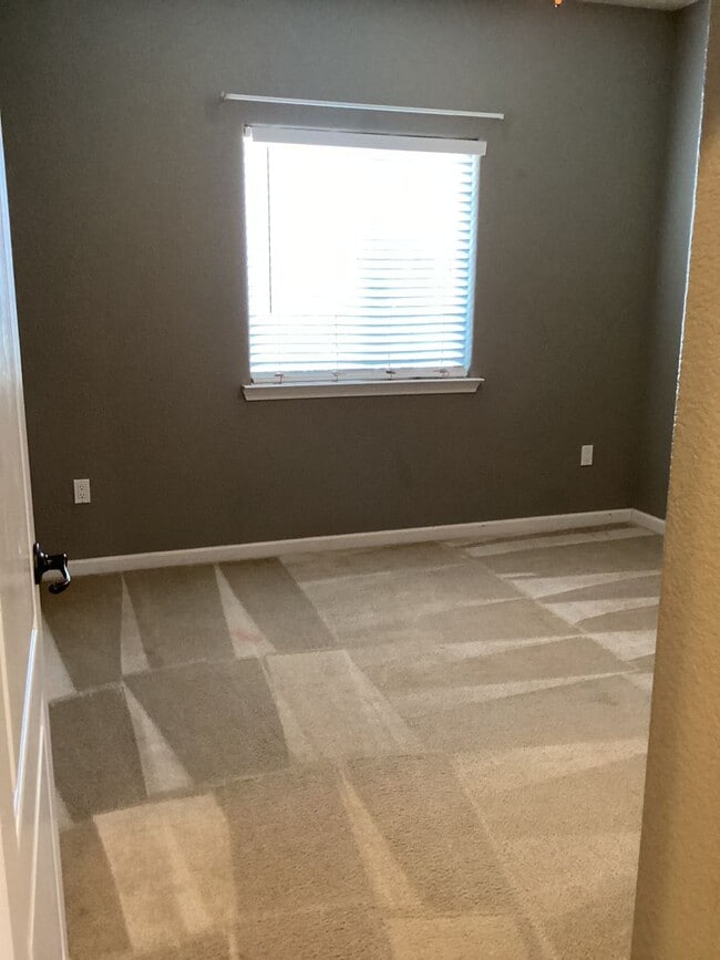 Building Photo - NOW AVAILABLE!! BEAUTIFUL GUSTINE HOME LOC...