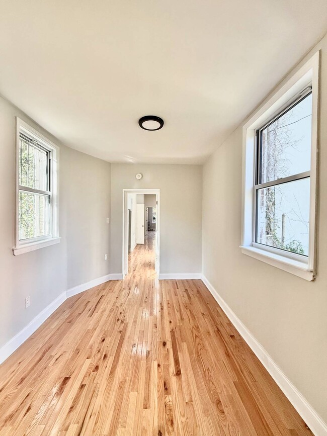 Building Photo - 1072 Putnam Ave