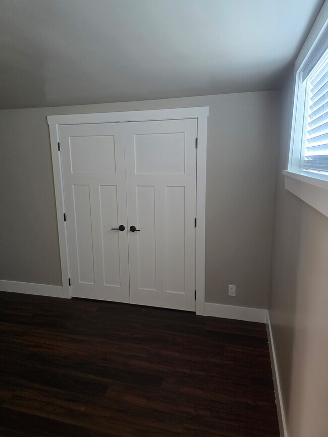 Building Photo - 605 W Crest Dr