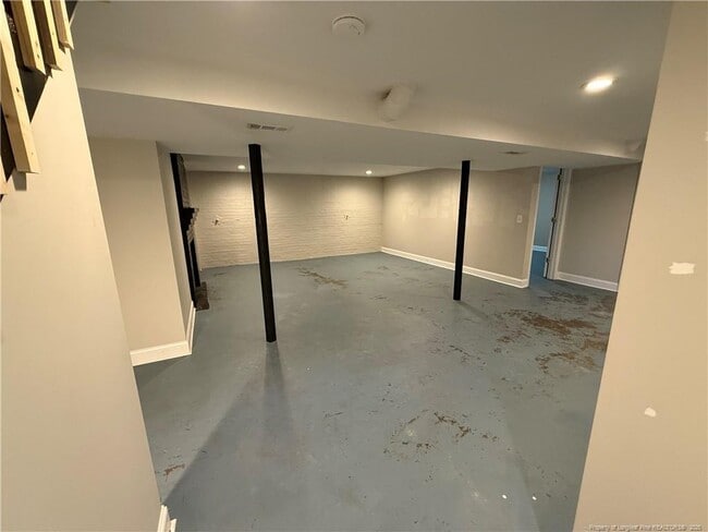Building Photo - 907 Evans Dr