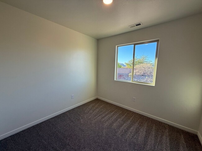Building Photo - Remodeled Bluffview Townhome