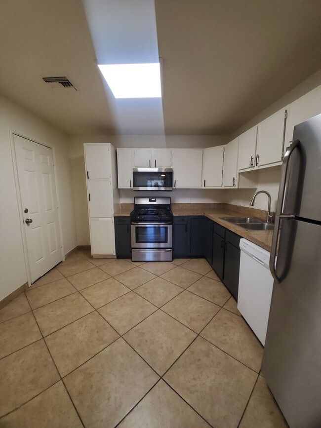 Building Photo - 4 bedroom, 1.5 bath - North Phoenix - Big ...