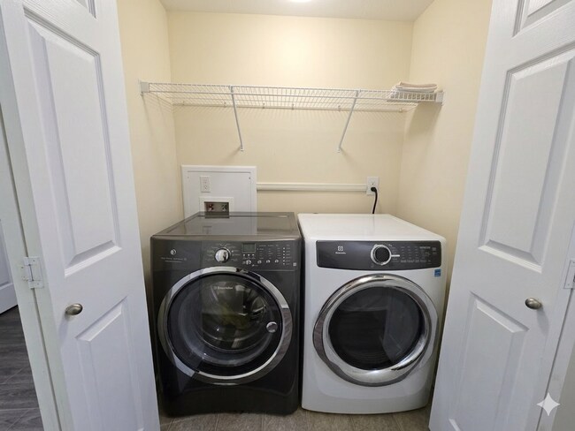 Building Photo - 3/2.5 Townhome with walking trails outside backyard!