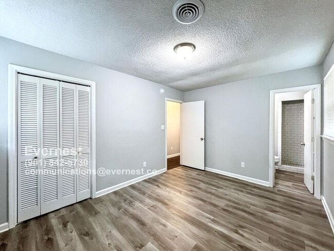 Building Photo - 3210 Briarwood Dr
