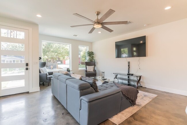 Building Photo - TX-AUS-113DEN