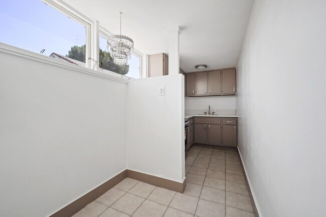 Building Photo - 944 Maltman Ave