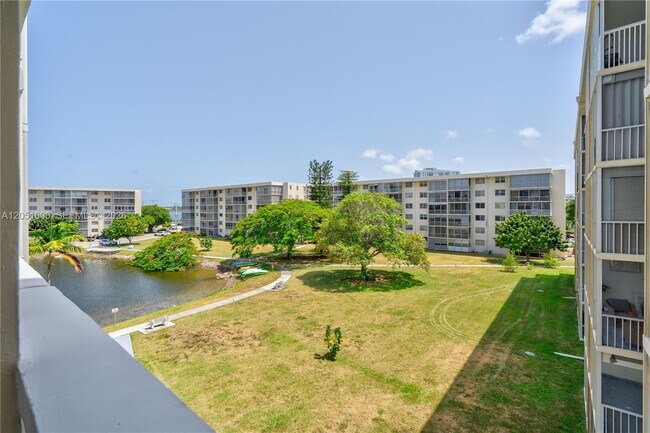 Building Photo - 2851 Leonard Dr