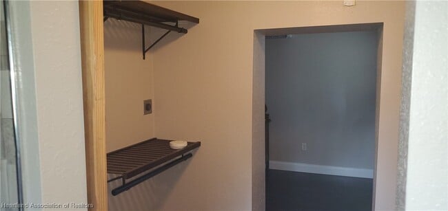 Building Photo - 2650 Lakeview Dr