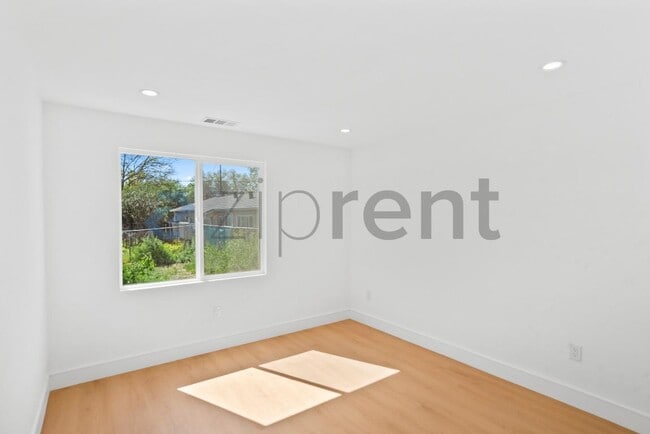 Building Photo - 374 S 21st St