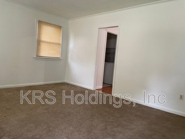 Building Photo - 916 80th St