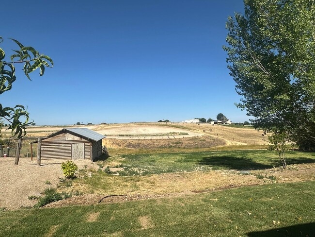 Building Photo - Style and Class....2 Bedroom, 1 bath , 1 C...