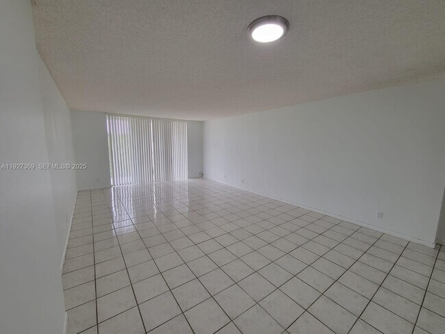 Building Photo - 18151 NE 31st Ct