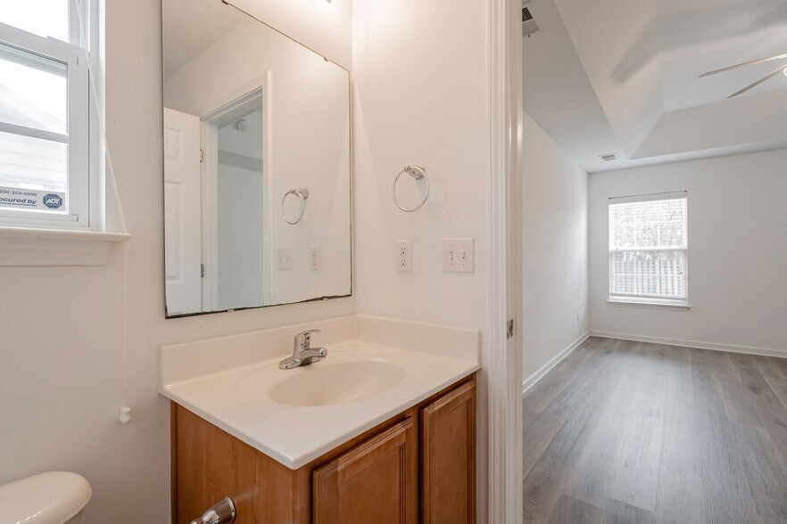 Building Photo - 2016 Culloden Dr