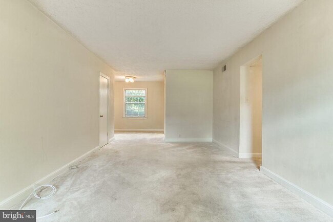 Building Photo - 2401 Arlington Blvd