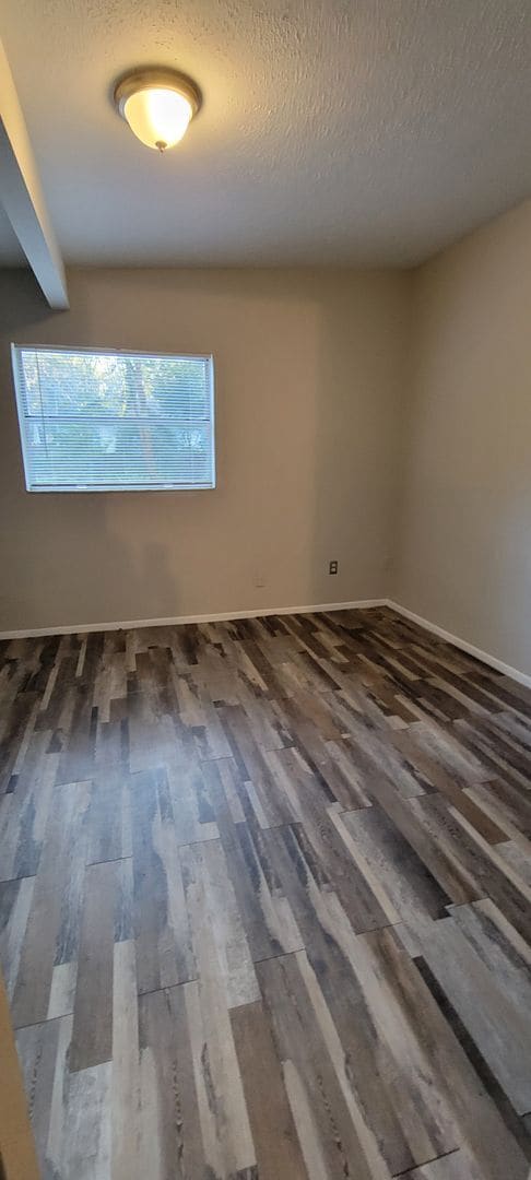 Building Photo - 2 BEDROOM 1 BATH DUPLEX CLOSE TO USF AND BUSCH GARDENS