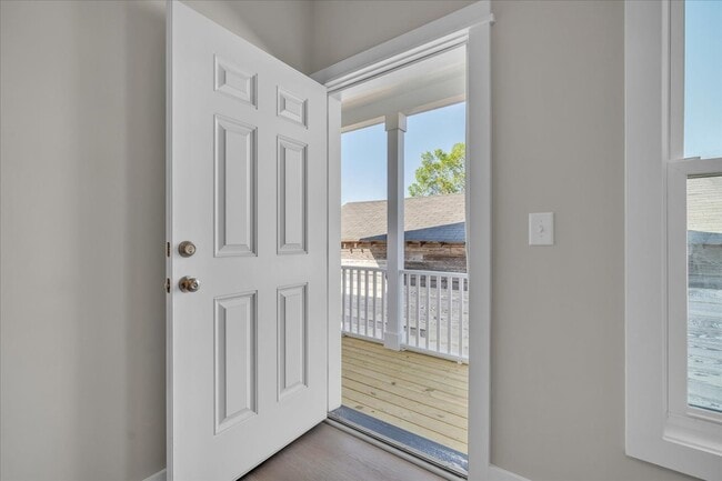 Building Photo - 195 Romney St