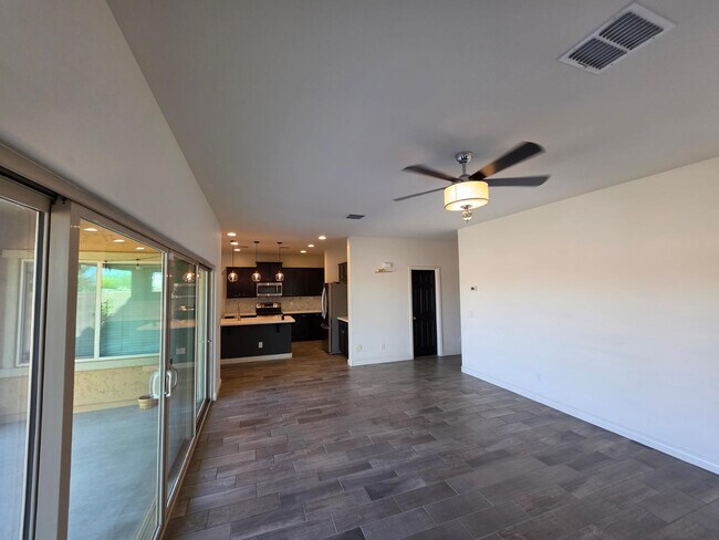 Building Photo - 2756 E Hickory St