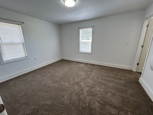 Building Photo - 3 Bedroom 1 Bath Beautiful House with Fenced Yard & Garage