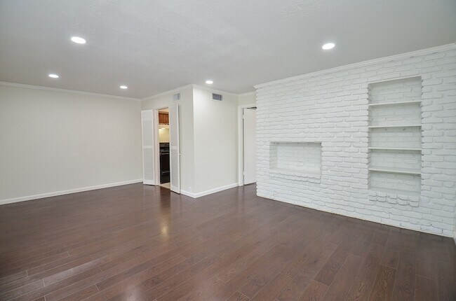 Building Photo - 2121 Fountain View Dr