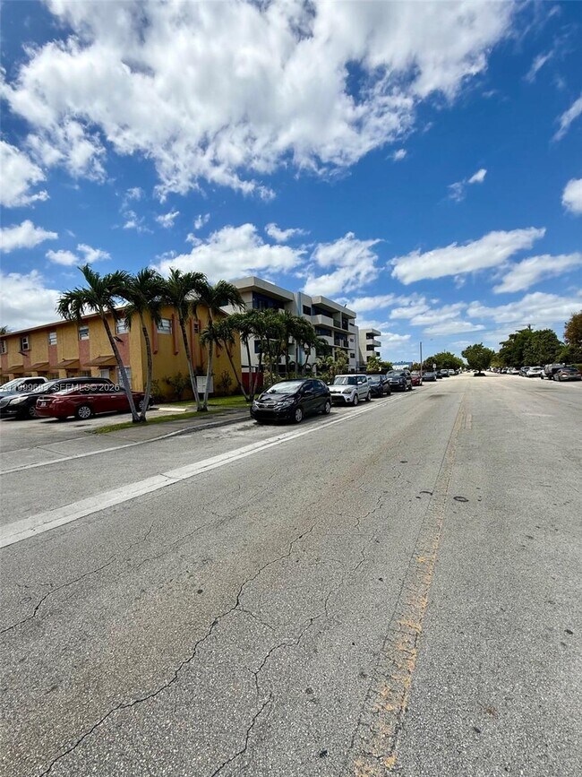 Building Photo - 1460 W 41st St