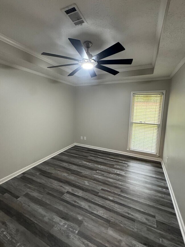 Building Photo - Arrowhead One Level