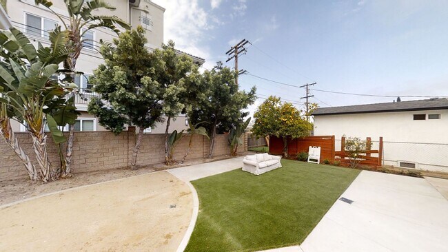 Building Photo - Nice Patio, Private Yard on Mary Lane! (Le...