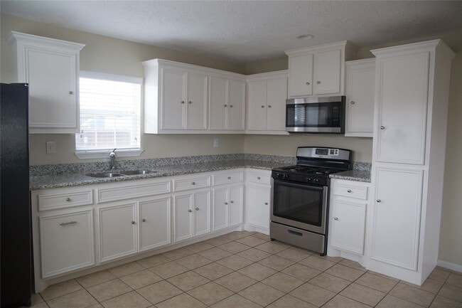 Building Photo - 16947 Avenue A