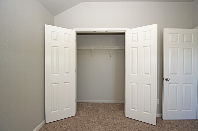 Building Photo - Large Home in Northeast Austin!