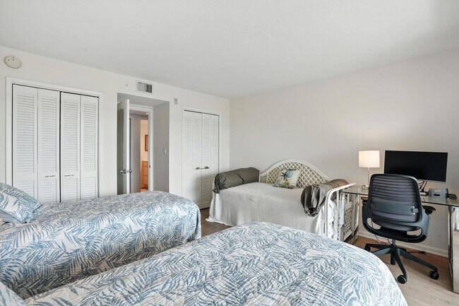 Building Photo - 3951 Gulf Shore Blvd N