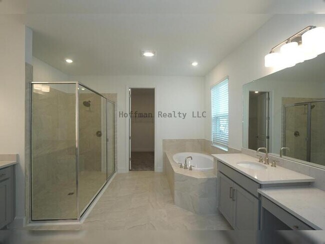 Building Photo - Stunning 5-Bedroom Lakeview Home in River ...