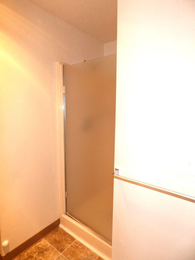 Building Photo - Rent Special: FREE September's Rent!! Second Floor 3 Bedroom apartment