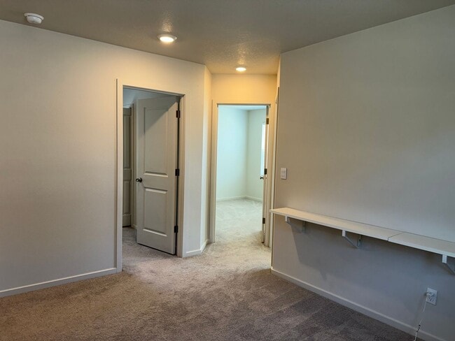 Building Photo - 4 bedroom 2.5 bathrooms in the beautiful M...