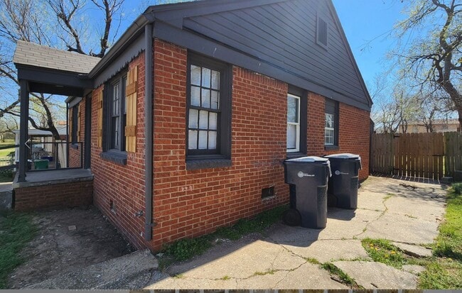 Building Photo - 2 bed 1 bath with laundry room