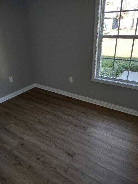 Building Photo - 227 E Oak St