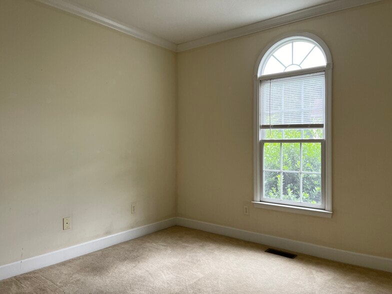 Building Photo - 2 Larchmont Ln