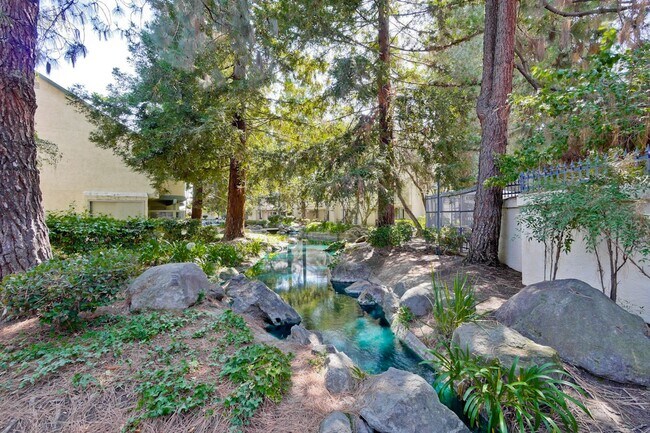 Building Photo - Cute One Bedroom Condo with Central AC and Heat.