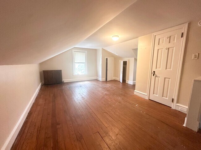 Building Photo - 301 N Reservoir St