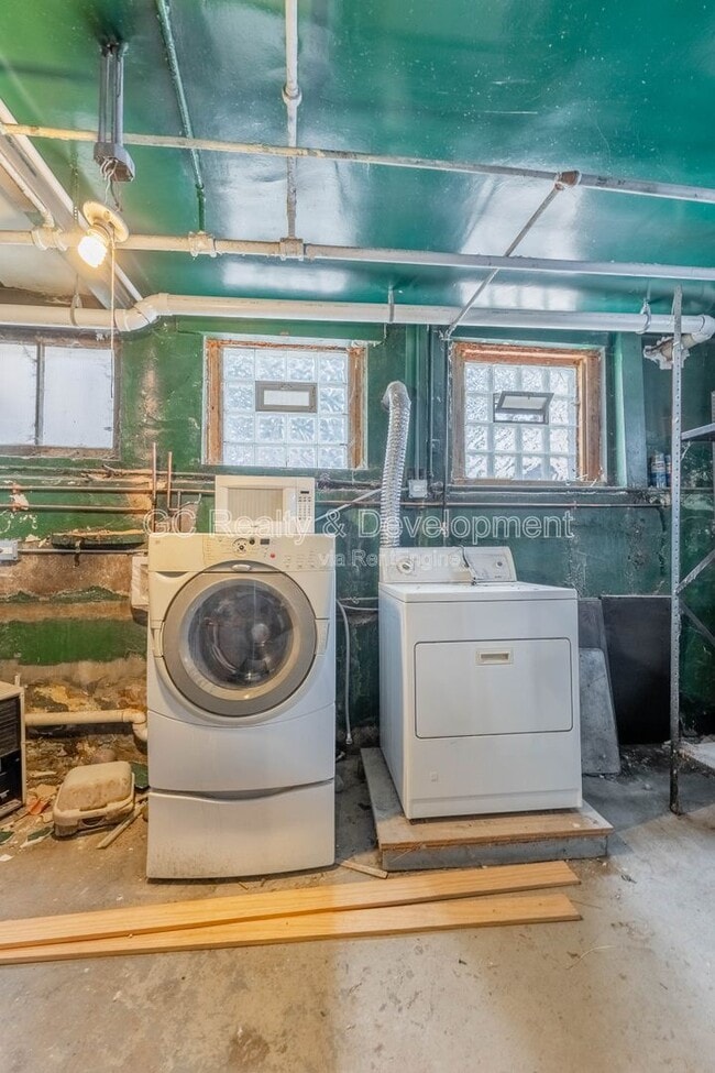 Building Photo - 3517 S Lituanica Ave