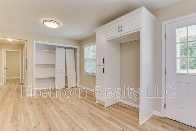 Building Photo - 1006 Skyview Dr