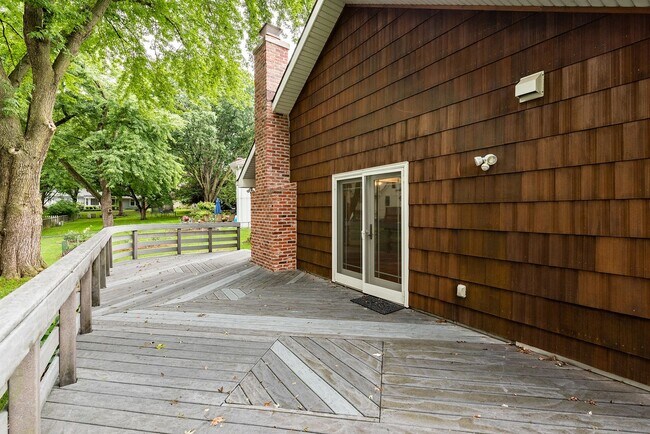 Building Photo - Beautiful 3 Bed Overland Park Ranch Home NEWLY REMODELED