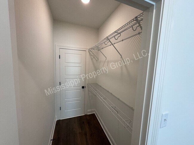 Building Photo - 590 Meadow Crest Circle