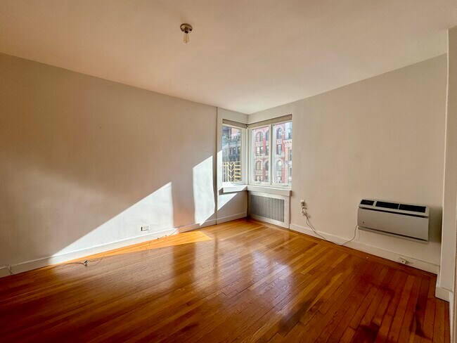 Building Photo - 255 W 23rd St