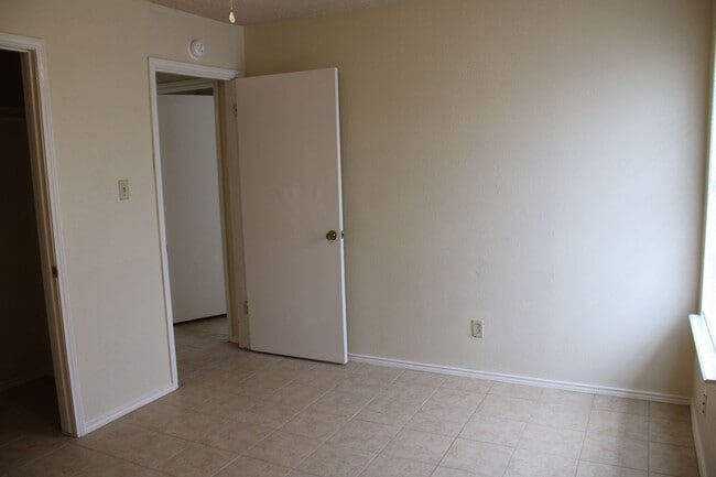 Building Photo - 2-Bedroom Duplex in Edison