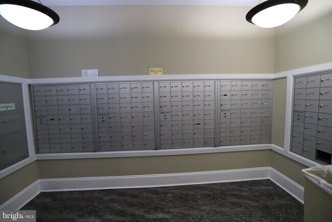 Building Photo - 400 Symphony Cir