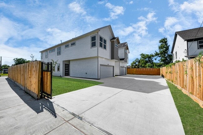 Building Photo - 4129 E Toliver St