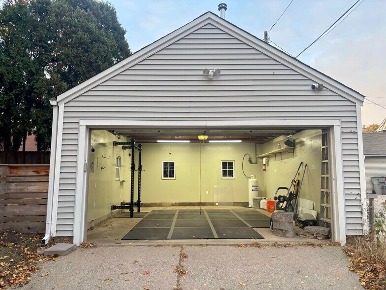 Building Photo - 3276 S Lenox St