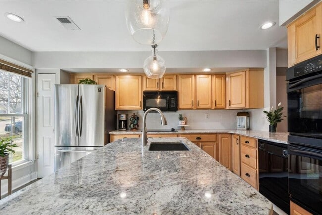 Building Photo - 4 Bedroom 2 Bath Townhome in Exton Station